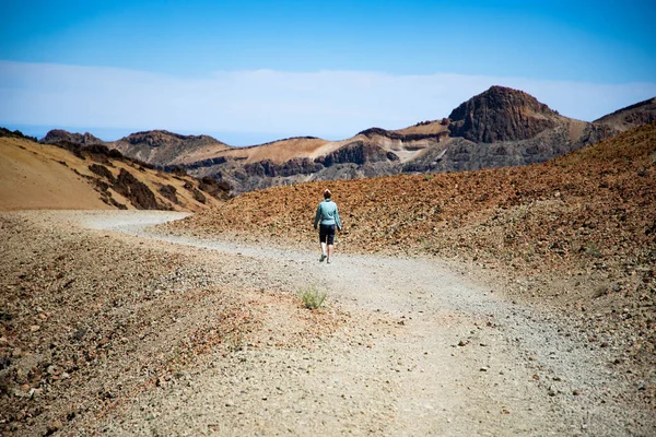 妇女在El Teide国家公园徒步旅行 — 图库照片