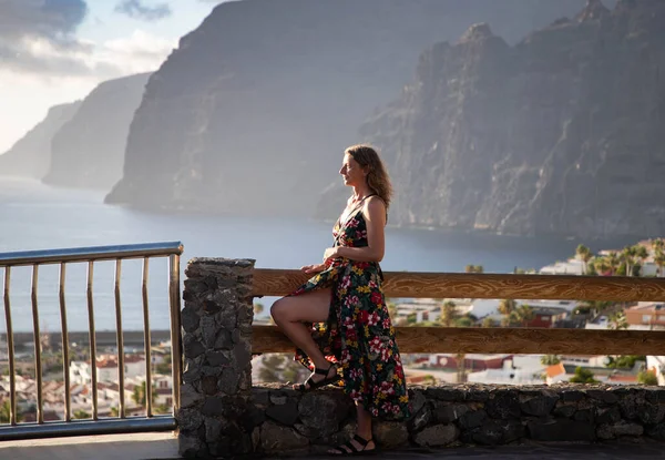 Bela Mulher Olhando Para Los Gigantes Tenerife Ilhas Canárias — Fotografia de Stock