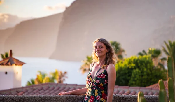 Woman Looking Sunset Ocean Tenerife Canary Islands — Stok fotoğraf