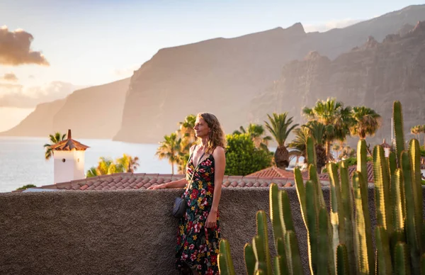 Woman Looking Sunset Ocean Tenerife Canary Islands — Foto Stock