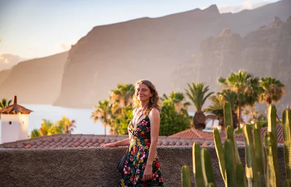 Mujer Mirando Atardecer Sobre Océano Tenerife Islas Canarias —  Fotos de Stock