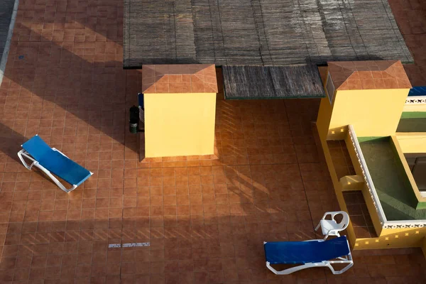 Blue Sunbed Yellow Rooftop — Fotografia de Stock