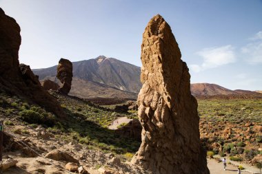 Teide Ulusal Parkı Tenerife Kanarya Adaları 'ndaki roques de Garcia Taşı ve Teide Dağı volkanı İspanya