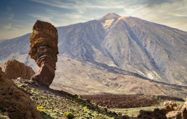 Teide Ulusal Parkı Tenerife Kanarya Adaları 'ndaki roques de Garcia Taşı ve Teide Dağı volkanı İspanya