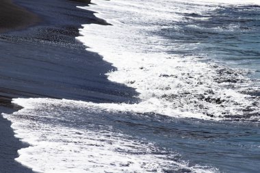 Kara kum ve deniz dalgalarının soyut duvar sanatı