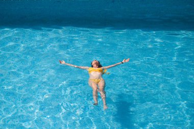 Yüzme havuzunda yüzen kadın manzarası