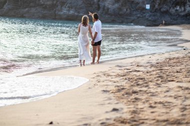 Kumsalda yürümek çift