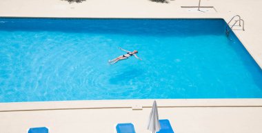 Yüzme havuzunda yüzen kadın manzarası