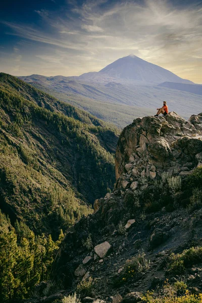 Man Sitting Rock Teide Volcano Sunset Background Tenerife Canary Islands — Stok fotoğraf