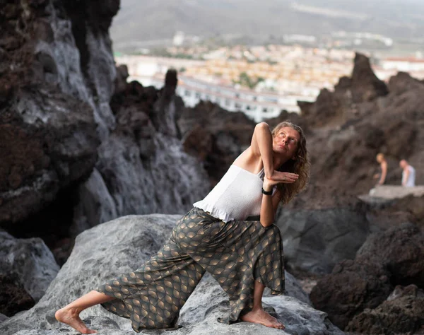 Beautiful Woman Doing Yoga Dark Rocks — 图库照片