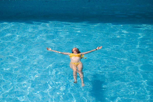 Vue Dessus Femme Flottant Dans Piscine — Photo