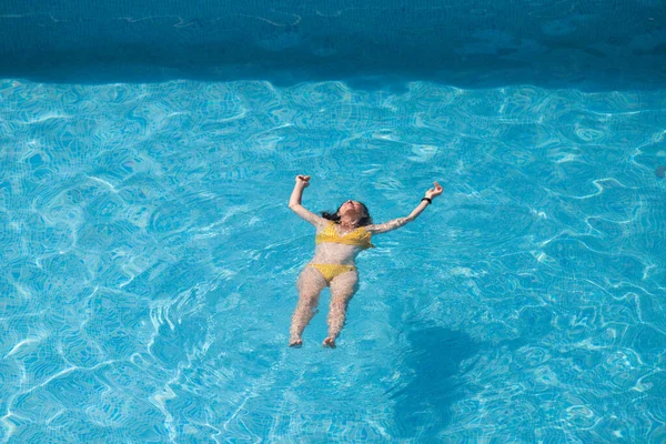 スイミングプールに浮かぶ女性の上からの眺め — ストック写真