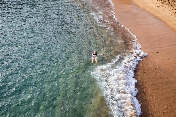 Κορυφαία Θέα Της Γυναίκας Που Επιπλέει Στη Θάλασσα Κοντά Στην — Φωτογραφία Αρχείου