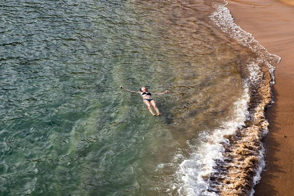 Top View Woman Floating Sea Sandy Beach — Stock Photo, Image