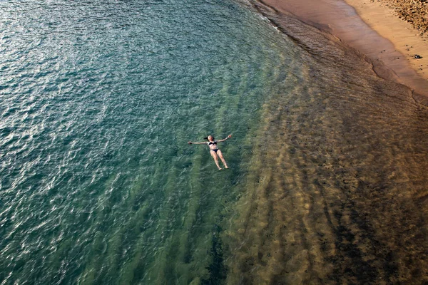 Vrchol Pohled Ženu Plovoucí Moři Blízkosti Písečné Pláže — Stock fotografie