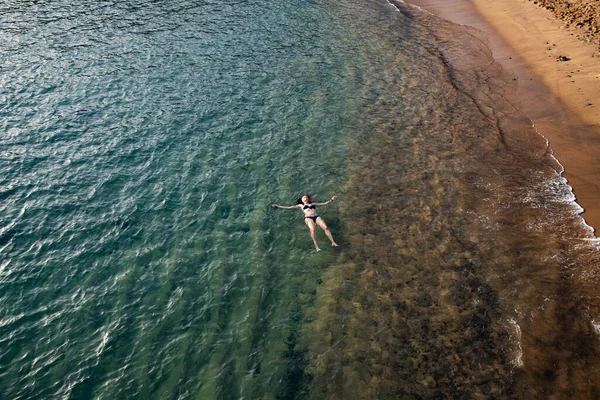 Top View Woman Floating Sea Sandy Beach — Stock Photo, Image