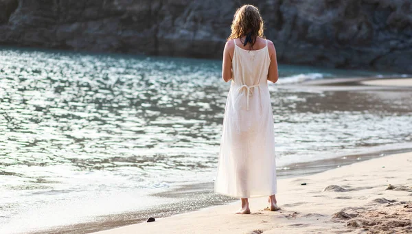 Mujer Blanco Caminando Playa Arena — Foto de Stock