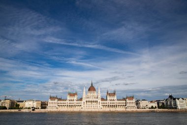 Budapeşte kenti Hungalian Parlamentosu ve Tuna Nehri Budapeşte Macaristan 'da yükselişe geçti