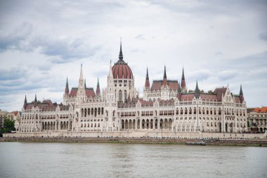 Budapeşte kenti Hungalian Parlamentosu ve Tuna Nehri Budapeşte Macaristan 'da yükselişe geçti
