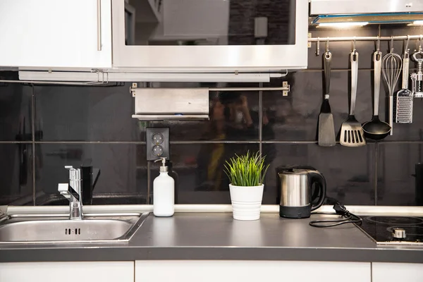 近代的な黒と白のキッチン インテリア — ストック写真