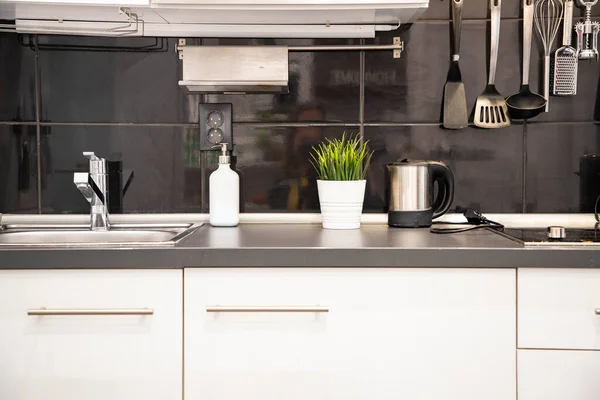 现代的黑色和白色厨房内部 — 图库照片