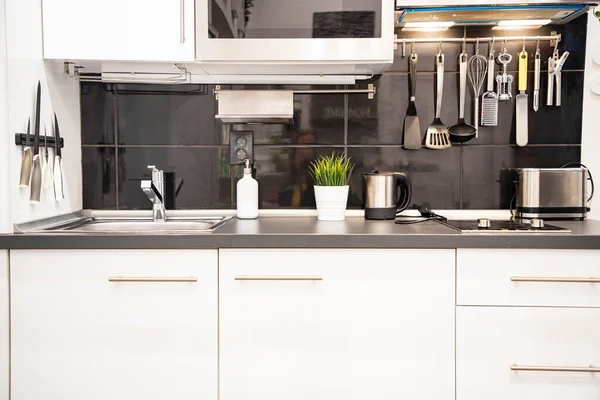 现代的黑色和白色厨房内部 — 图库照片
