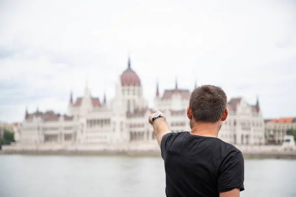 Budapeşte Parlamento Binasında Turist — Stok fotoğraf