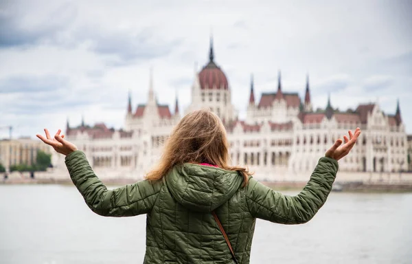 Beautiful Woman Tourist Budapest Parliament Building Background — Stok fotoğraf