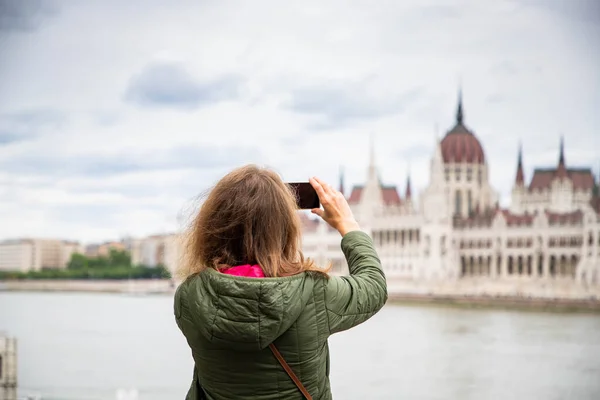 Beautiful Woman Tourist Budapest Parliament Building Background — Foto Stock
