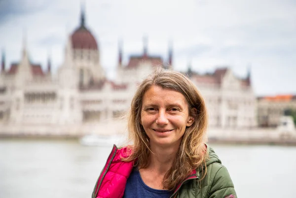 Beautiful Woman Tourist Budapest Parliament Building Background — Stok fotoğraf