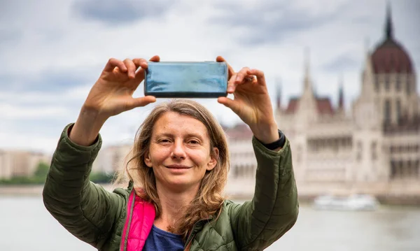 Gyönyörű Női Turista Budapesten Parlamenti Épület Háttérben — Stock Fotó