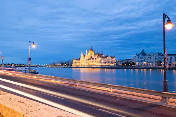 Hungary Budapest Twilight Danube River Lit Hungarian Parliament Building — Stock Fotó