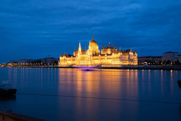 Hungary Budapest Alkonyat Dunánál Megvilágított Magyar Parlament Épületével — Stock Fotó