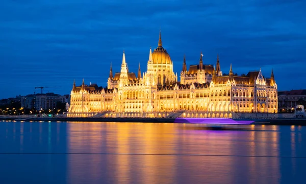 Hungary Budapest Twilight Danube River Lit Hungarian Parliament Building — Stockfoto