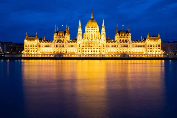 Hungary Budapest Twilight Danube River Lit Hungarian Parliament Building — Stock Fotó