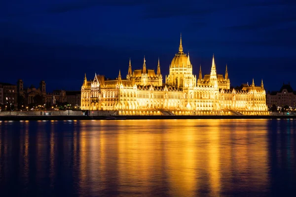 Hungary Budapest Twilight Danube River Lit Hungarian Parliament Building — Stockfoto