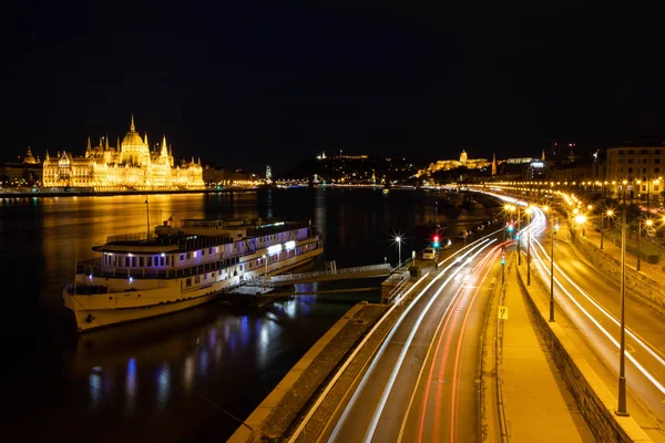 Hungary Budapest Alkonyat Dunánál Megvilágított Magyar Parlament Épületével — Stock Fotó