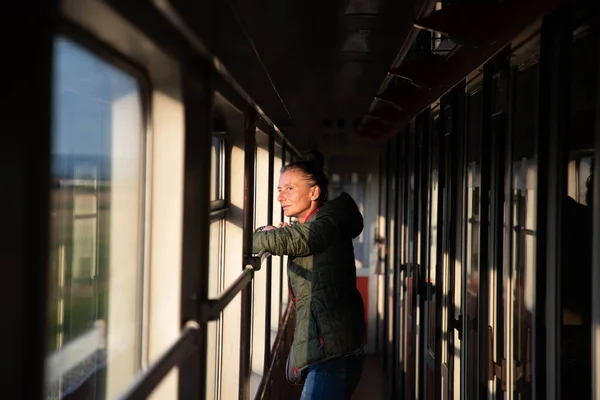 Osoba Podróżująca Pociągiem Koncepcja Wolnego Podróżowania — Zdjęcie stockowe