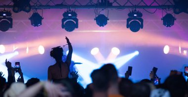 Konserdeki kalabalık - Yaz müzik festivali