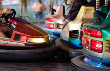 Çarpışan arabalar insanları yakınlaştırır, eğlenirler.