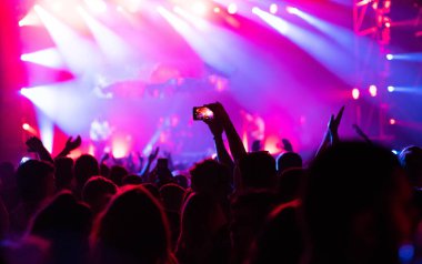 Konserdeki kalabalık - Yaz müzik festivali