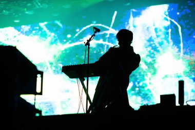 Sahne ışıkları canlı konserinde şarkıcı silueti