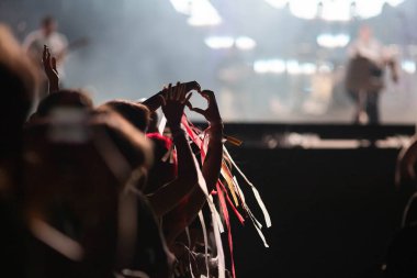  Kalabalık sahne ışıkları canlı konser yaz müzik festivali