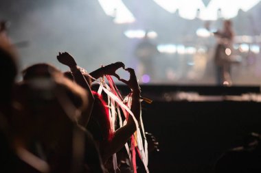  Kalabalık sahne ışıkları canlı konser yaz müzik festivali