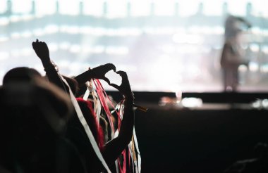  Kalabalık sahne ışıkları canlı konser yaz müzik festivali