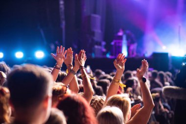  Kalabalık sahne ışıkları canlı konser yaz müzik festivali