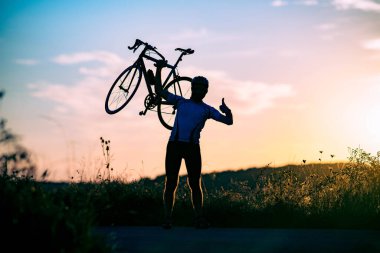 Bisikletçi silueti gökyüzü yarışı ve zafer konseptine yükseltildi.