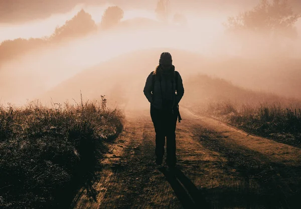 Человек Идущий Туманному Осеннему Пейзажу — стоковое фото