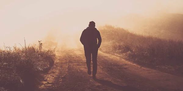 在雾蒙蒙的秋天漫步的人 — 图库照片