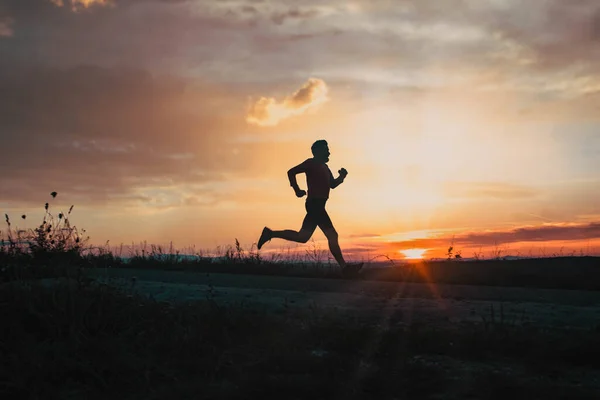 积极的人在日落时奔跑的轮廓 — 图库照片